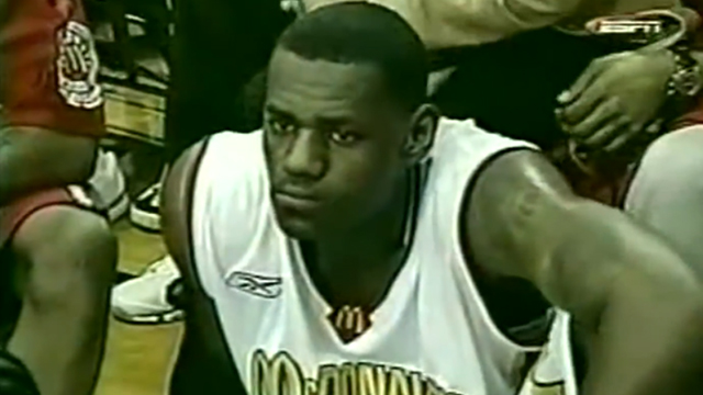 自幼霸气！詹姆斯2003年在全美高中扣篮大赛的暴力表演
