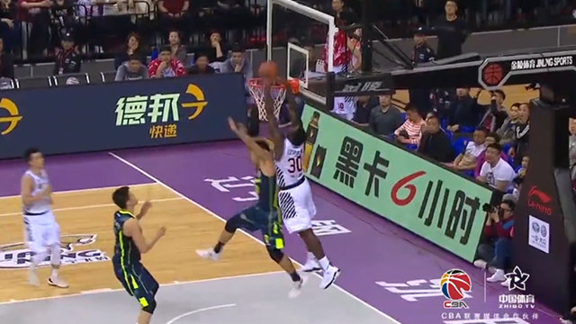 空接隔扣！巴斯这球梦回NBA巅峰状态
