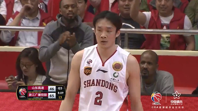 MVP实力！都被夹成这样了还能造成2+1