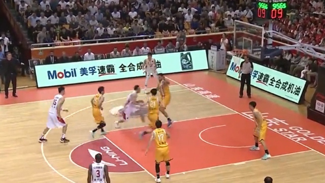 丁外援这次突破空中闪躲 够得上NBA水准