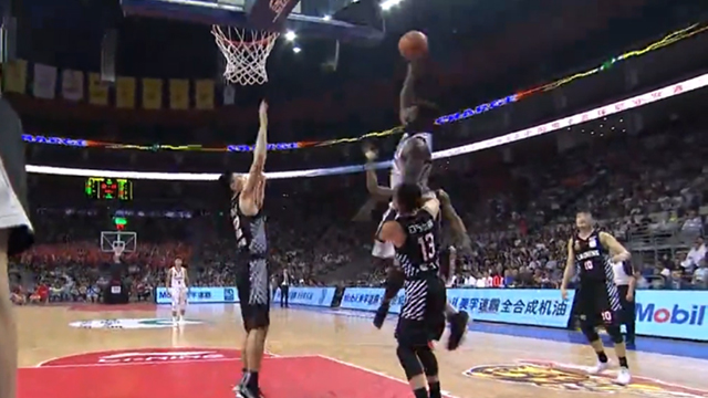 乖张暴力！尼科尔森如此隔扣在NBA时期也不多见
