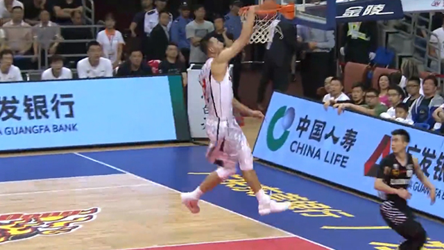 连抢带扣！易建联个人秀捍卫王牌尊严