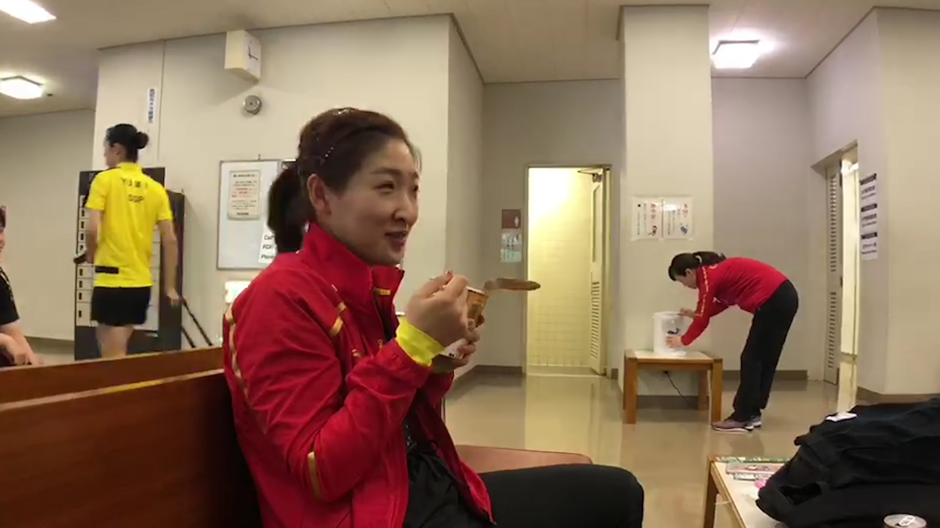 刘诗雯吃泡面被拍对镜头问你是哪儿的？记者小哥机智回答我是中国体育的