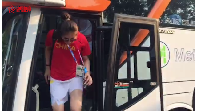 中国女篮到达比赛场馆 备战对阵东道主印尼队比赛