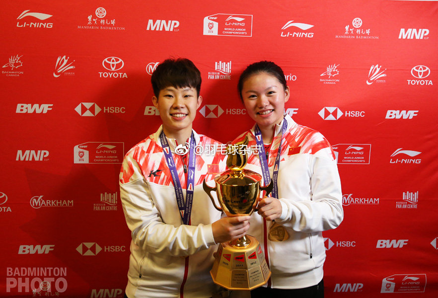 刘玄炫（左）夏玉婷（右）获得世青赛女双冠军