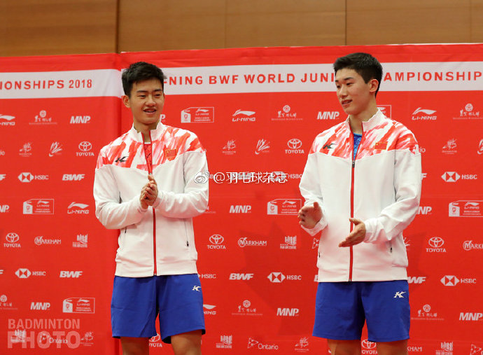 王昶（左）邸子健（右）获得2018世青赛男双冠军
