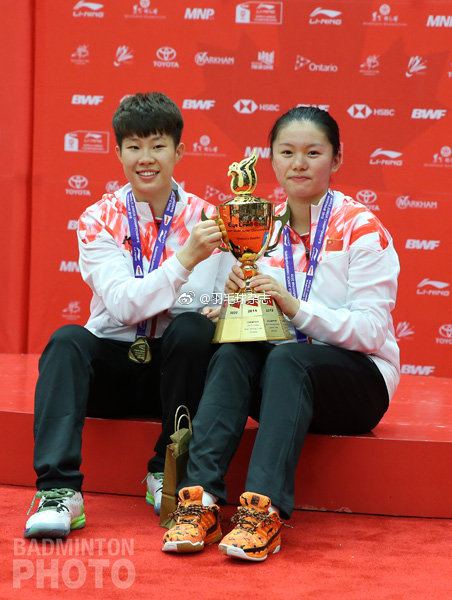 刘玄炫（左）夏玉婷（右）收获2018世青赛女双冠军