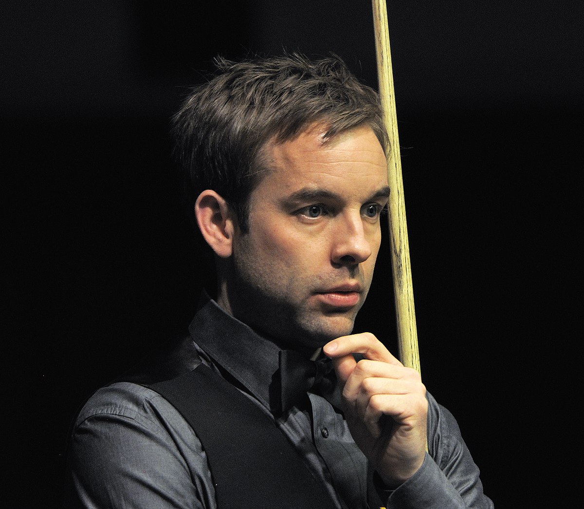 1200px-Ali_Carter_at_Snooker_German_Masters_(DerHexer)_2013-02-03_12.jpg