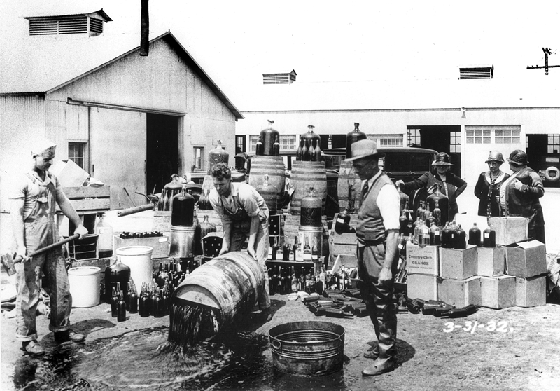 Orange_County_Sheriff&＃39;s_deputies_dumping_illegal_booze,_Santa_Ana,_3-31-1932.jpg