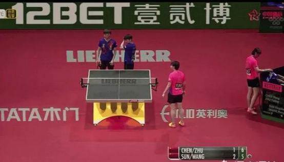 国乒女将亲自翻改比分牌引热议！球迷：裁判误判，她心里也很着急