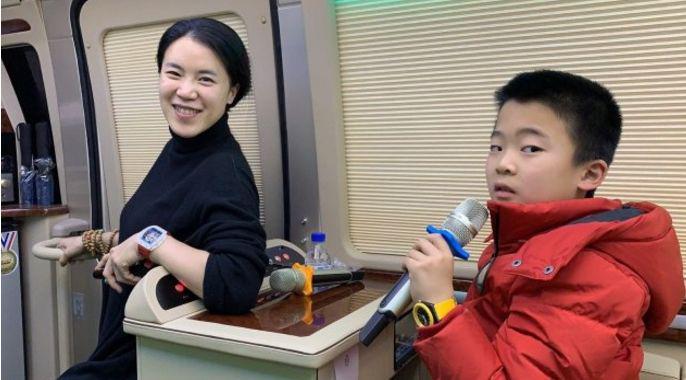 王楠老公豪华房车曝光！儿子车内唱K，王楠满脸幸福