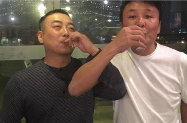 王楠老公豪华房车曝光！儿子车内唱K，王楠满脸幸福