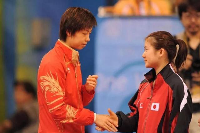 娶日本媳妇什么感受？福原爱在中国老公回家后帮他脱鞋：很贤惠
