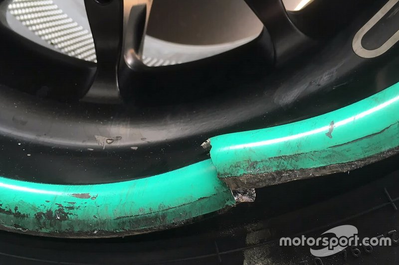 Valtteri Bottas, Mercedes AMG W10 damaged wheel