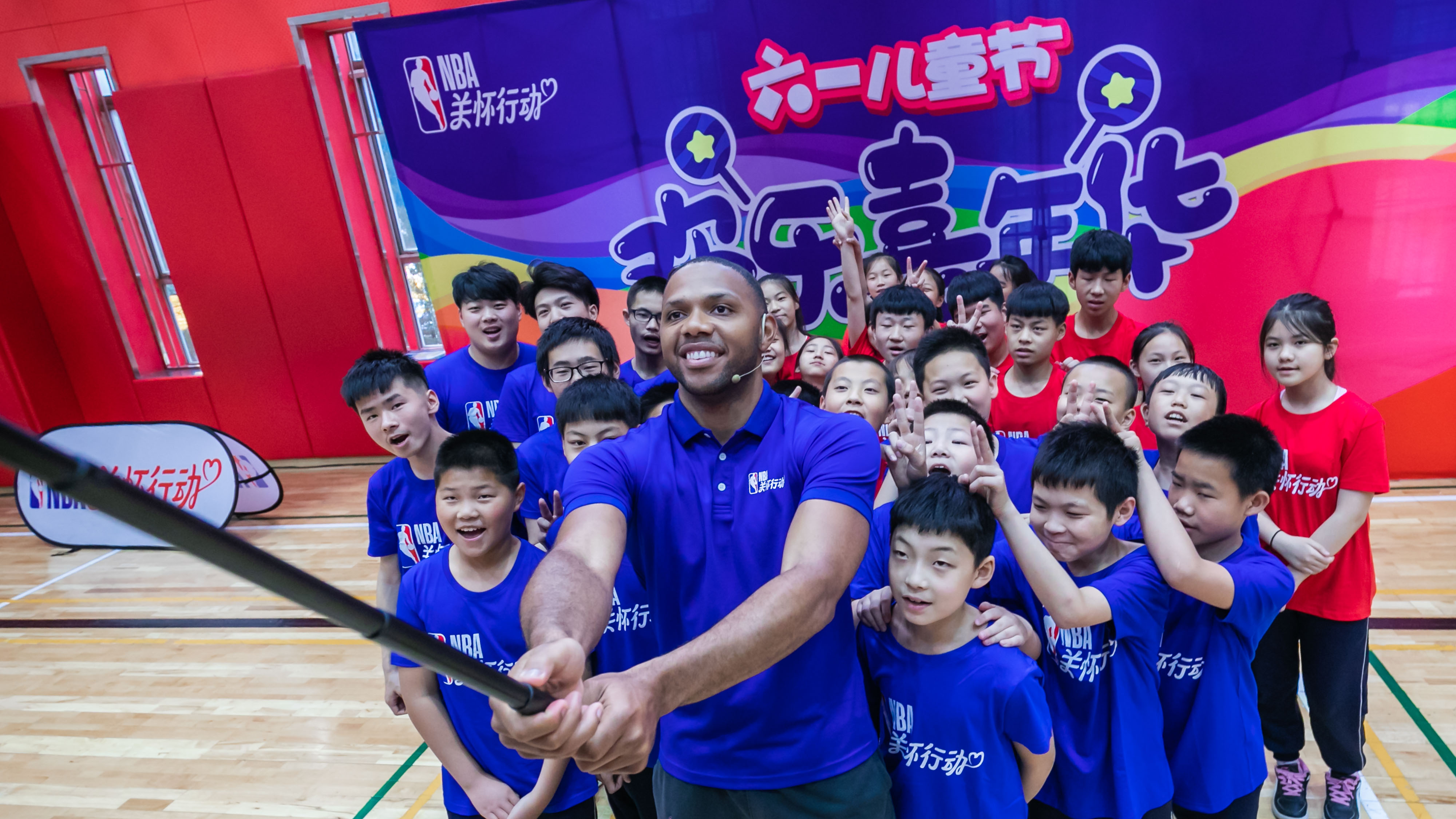 戈登与孩子们自拍.jpg