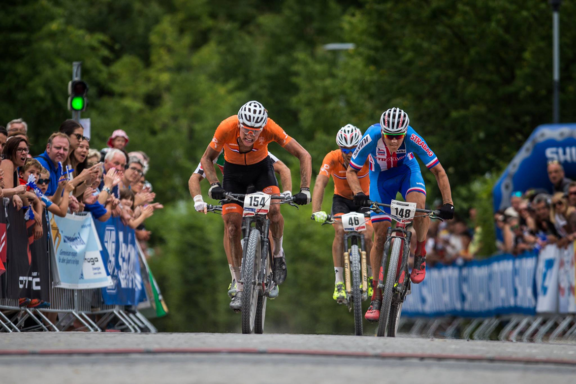Mathieu van der Poel and Jaroslav Kulhavy 为第四名冲刺.jpg