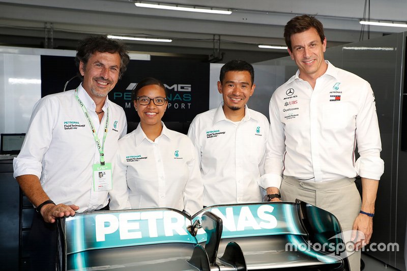 Petronas trackside fluide engineers with Toto Wolff, Executive Director (Business), Mercedes AMG