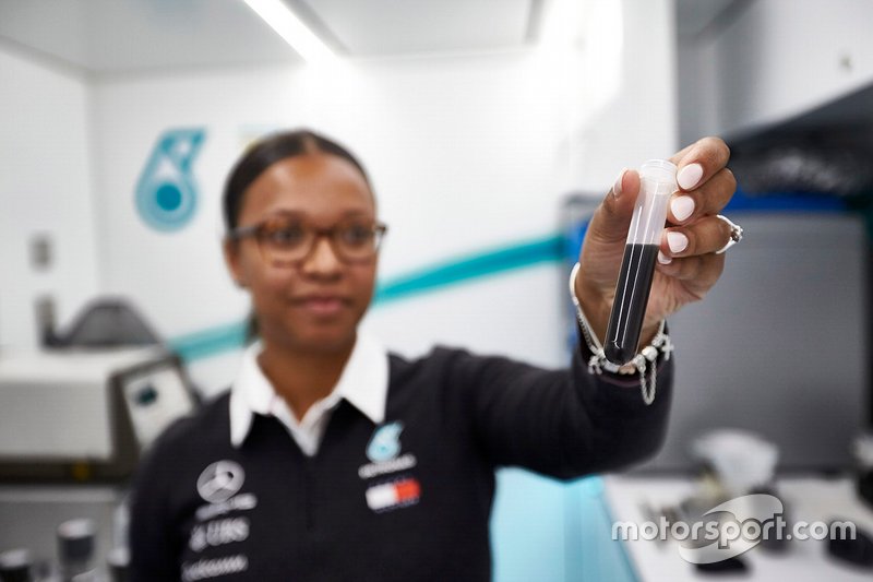 Petronas trackside fluide engineer 