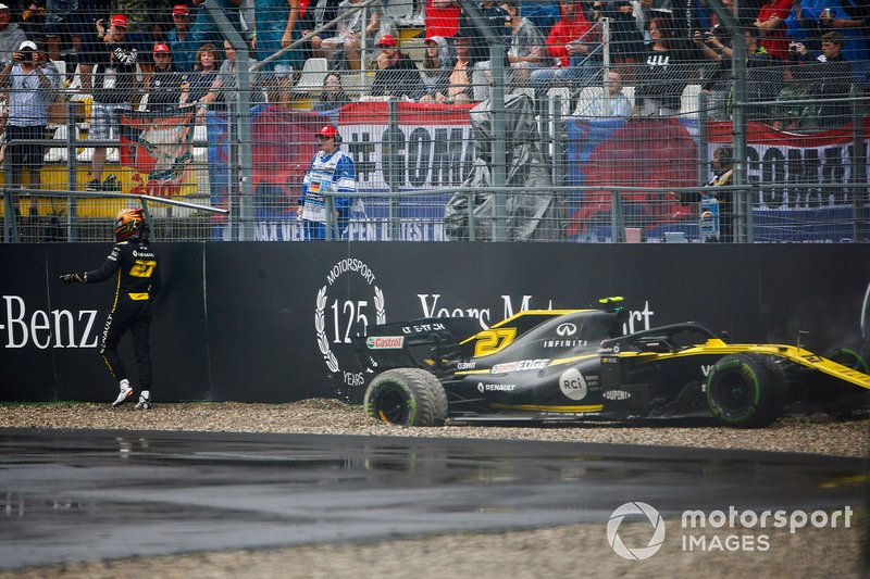 Nico Hulkenberg, Renault R.S. 19 hits the wall