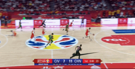 方硕抢断给快下的翟晓川双手暴扣.gif