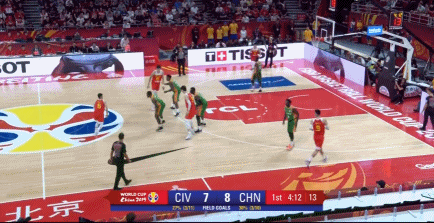 郭艾伦分弧顶周琦，三分射进.gif