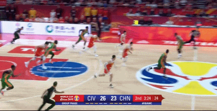 男篮反击，郭艾伦一条龙突破分跟进翟晓川上篮得分.gif