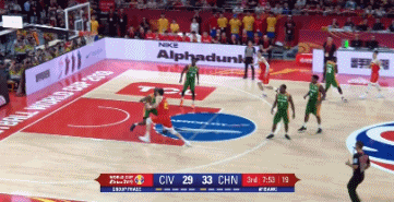 周琦欧洲步上篮打进.gif