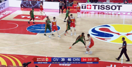 赵睿中路突破对抗拉杆上篮！.gif