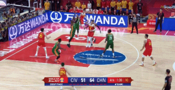 郭艾伦助攻周琦暴扣得手.gif