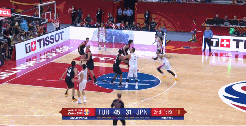 科克马兹突然飞进篮下单臂完成补扣.gif