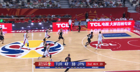 八村塁顶着伊娃单手重扣打进.gif