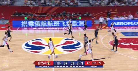 科克马兹接长传双手暴扣.gif