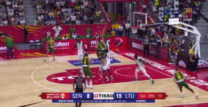 内线无人能敌！瓦兰单手补扣.gif