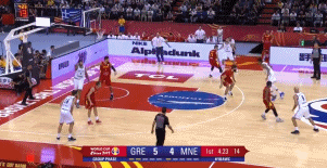 字母哥大跨步拉杆上篮.gif