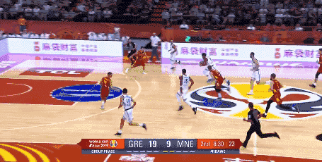 字母哥一条龙猛冲篮下大力暴扣.gif