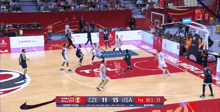 沃克助攻怀特飞身暴扣.gif