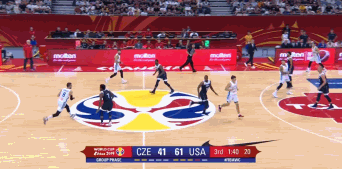 萨托兰斯基手递手接球猛冲暴扣.gif