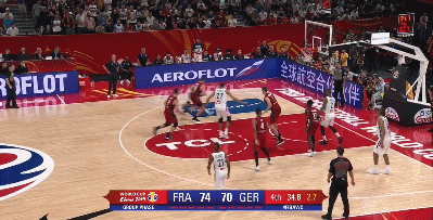 富尼耶骑马射箭打进关键两分.gif