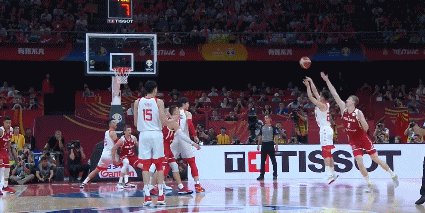 赵继伟三分线外被犯规.gif
