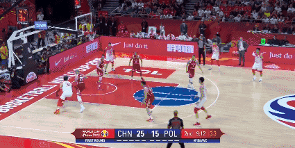 王哲林反篮打进.gif
