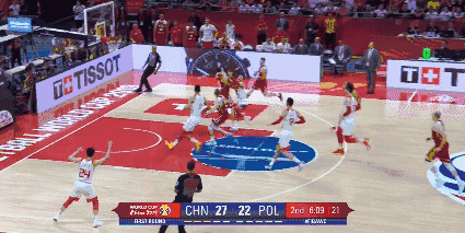 郭艾伦反击 翟晓川接球上篮.gif