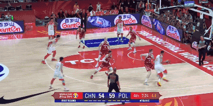 易建联双手暴扣.gif