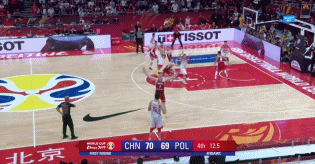 赵继伟被犯规.gif