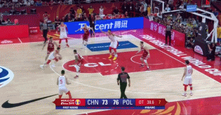 孙铭徽冷静的三分出手扳平比分.gif
