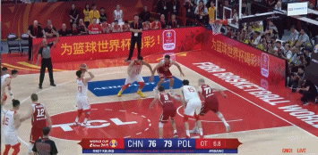 孙铭徽故意不进 双方拼抢出界 中国前场球.gif