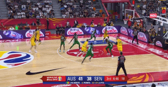 贝恩斯单臂空接暴扣.gif