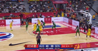 英格尔斯人群中上演挑篮2+1.gif