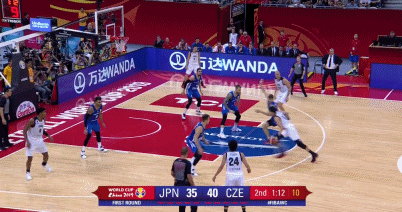 渡边雄太高难度擦板打进.gif