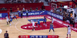 八村垒迎着四个人扣.gif
