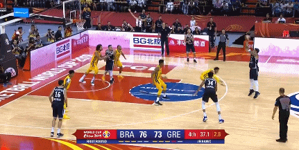 普林特齐斯超远三分.gif